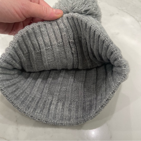 NWT Michael Kors grey pompom beanie - Picture 3 of 9